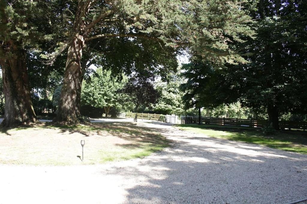 Ty Daou - Gites Du Vieux Tilleul Treglamus Exterior foto